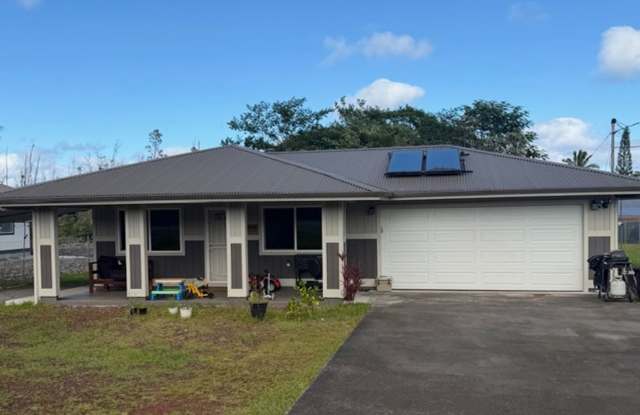 Beautiful  spacious 3 bedroom, 2 bathroom home in Ainaloa Subdivision.