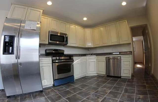 6 bedroom, 3 bathroom home FOR RENT