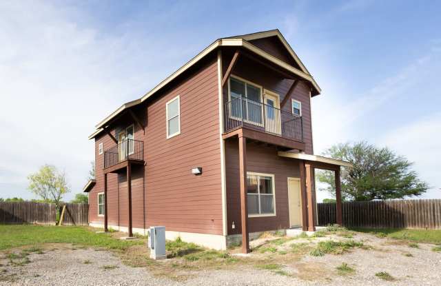 Ranch Style housing near the outlet malls and Texas State University photos photos