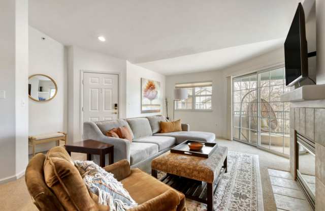 Top-Floor Serenity: Bright & Modern Fully Furnished Boulder Retreat