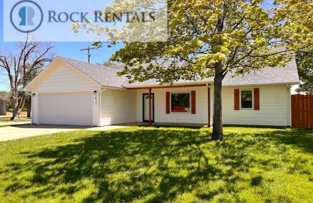 3 Bed 2 Bath House with Attached Garage