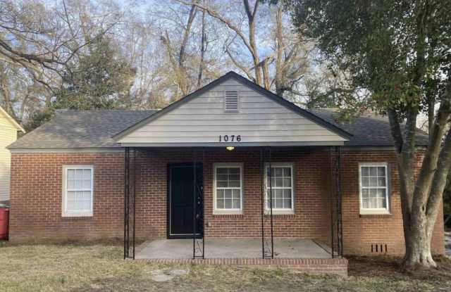 1076 Carlisle Ave
