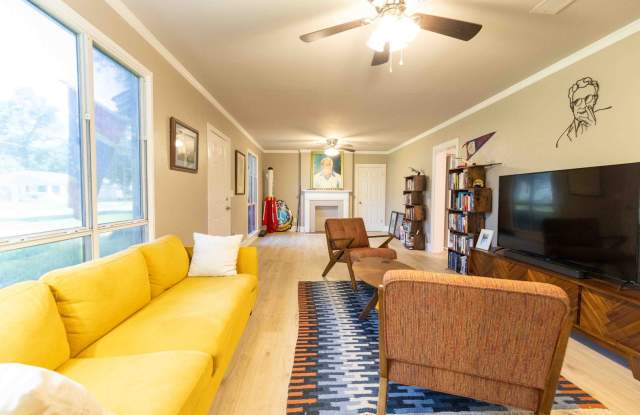 Photo of Charming 3 bedroom/ 2 Bathroom house