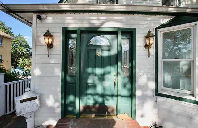 1522 Dwight Place