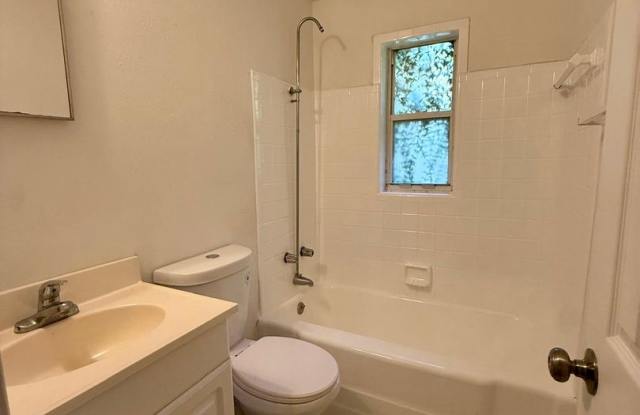 Cozy 2 Bedroom Duplex On a quiet tree lined Street.