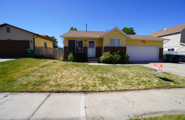 1042 W 2525 N