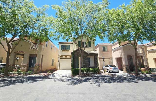 CHARMING 2 BED/ 2 BATH HOME WITH LOFT LOCATED IN LAMPLIGHT GARDENS!