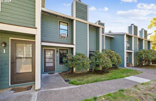 $500 off 1st Rent - Spacious 3 bedroom, 1.5 bathroom Townhouse, Lush Greenspace