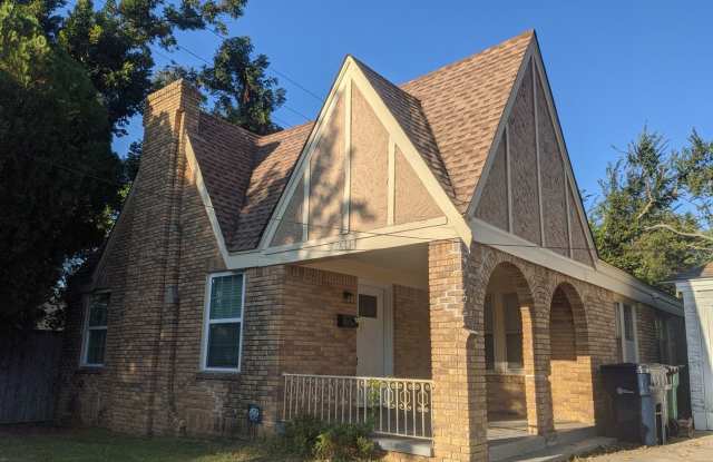 Cozy 2 Bedroom 1 Bath Home In Great Location! $1125 Per Month!