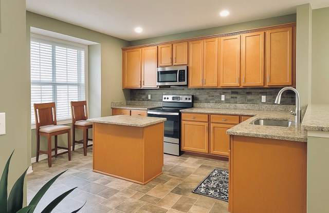 Spacious 4bed 3bath Townhome in Woodbury