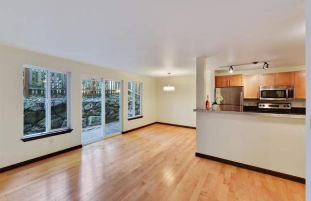 3661 Phinney Ave N #108