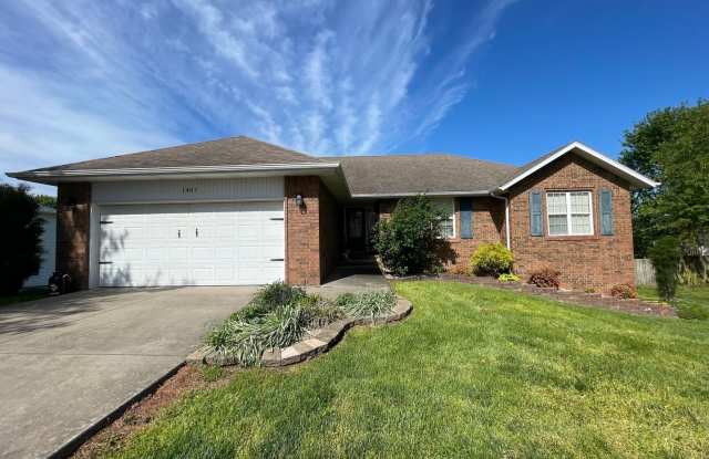 FULLY FURNISHED 4 BEDROOM, WALKOUT BASEMENT - SHORT TERM 6 MONTH RENTAL AVAILABLE IN OZARK!