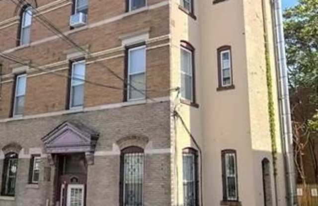 1138 SUMMIT AVE