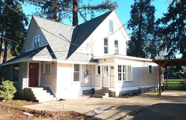 Photo of 6+ Bdrm Home Built 1895. Close In. With Pastures.
