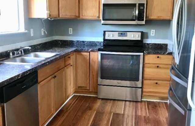 909 Foothills Ct