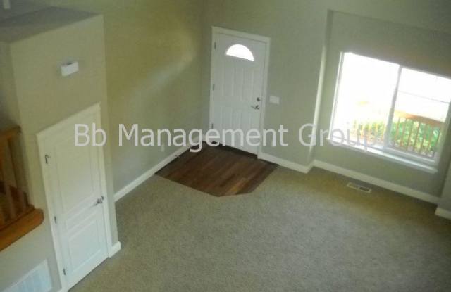 Like New! Spacious Light  Bright Home Close to Shopping