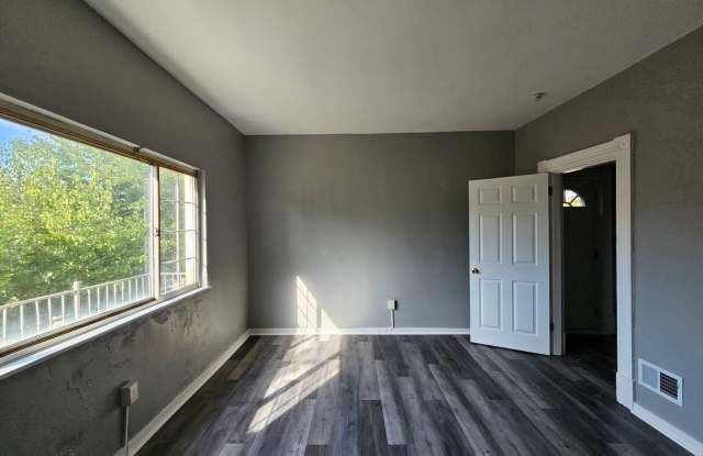 2 bed 1 bath house for rent in Carrick !