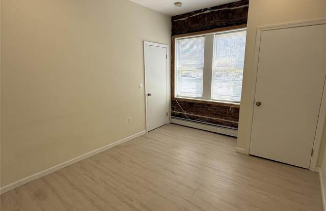 127 Mineola Boulevard
