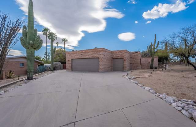 Luxury Living Awaits: Stunning 5-Bedroom Home with Pool in Sabino Vista!