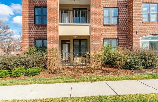 Luxurious 2BR Condo with Fantastic Upgrades! Pet friendly!