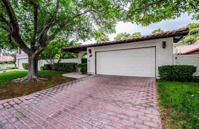 Beautiful Single Story home in Spanish Oaks ready for you to make it your own!