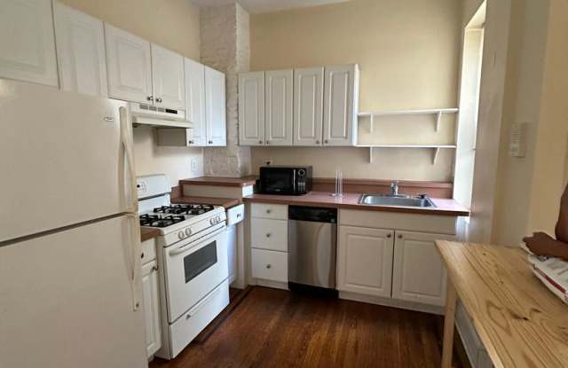 Spacious 1 Bedroom Apartment in Queen Village - Perfect Blend of Comfort and Location