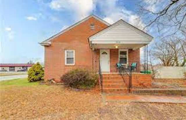 Cozy 2 Bedroom Home, Ready for Move In!!