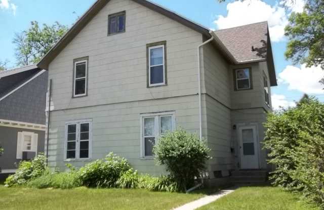 614 4th Ave SE - 614 4th Avenue Southeast, Jamestown, ND 58401