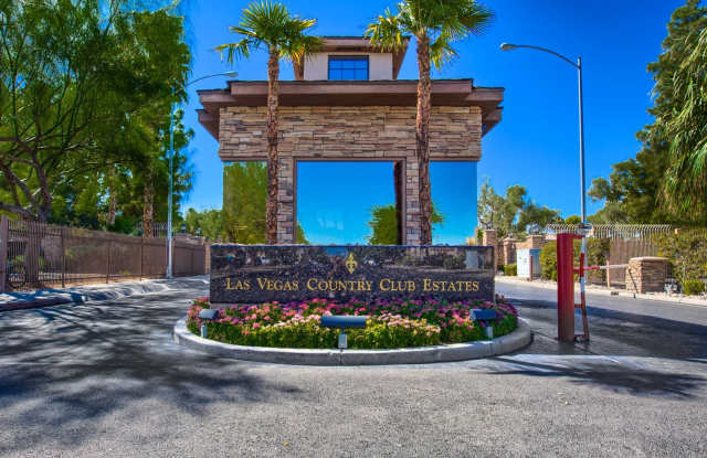LVCC 3 BD 2.5 Ba Townhouse overlooking the golf course!  RECENTLY REFURBISHED with Beautiful upgrades!