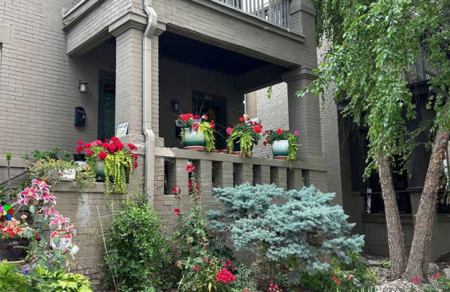 Beautiful 2 Bedroom Townhouse!