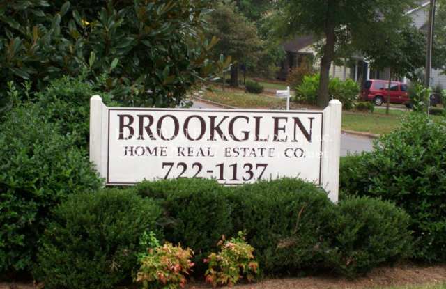 Brookglen Apartments | 1453 Brookwood Drive Apt B