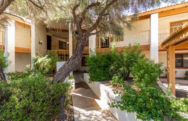 Gated 2 bed 2 bath condo with Gold Course Views