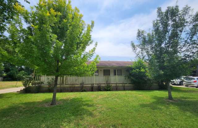 1/1 Triplex / Easy Access to I-35 / Fridge / No Carpet / CISD