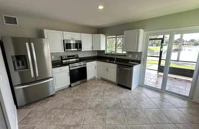 17 Tara Lakes Drive E