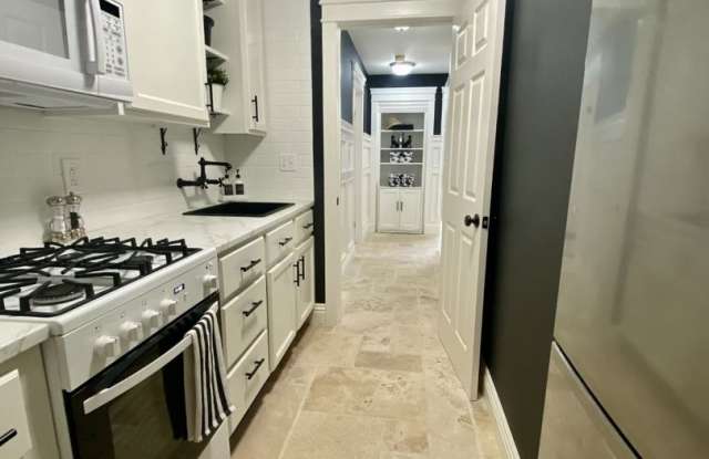 Camarillo- Stylish One Bedroom off Main House