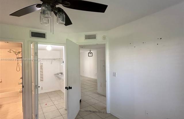 1261 SE 29th St - 1261 Southeast 29th Street, Homestead, FL 33035