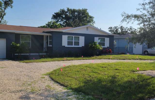 SPACIOUS 3 BEDROOM 2 BATH - ST. PETERSBURG, FL