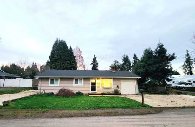 Remodeled 3 bedroom Ranch Style Milwaukie Home With SS Appliances, Fenced Backyard, Garage,  Extra Parking