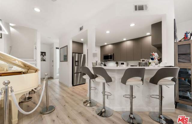 Photo of 8601 West Knoll Dr unit: 5