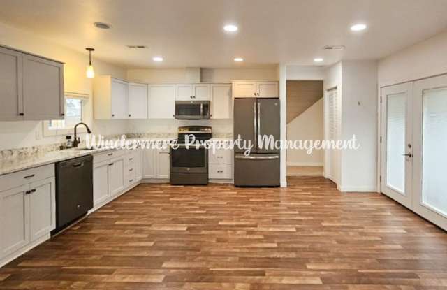 Conveniently located 2 bed with loft in Central Kitsap, Large yard