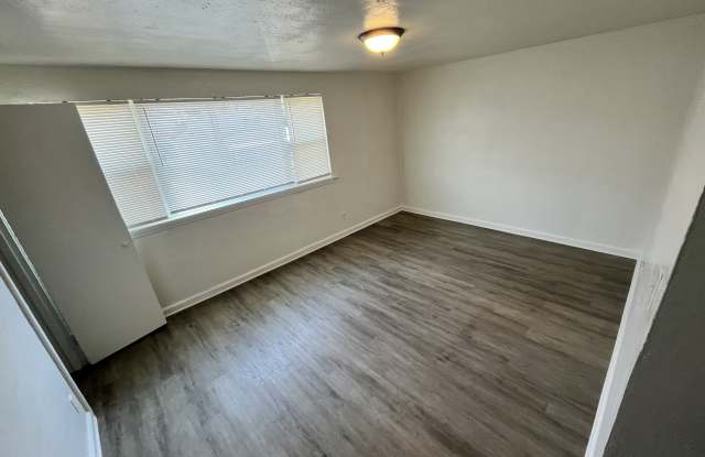 21 Chamberlin Ave W # B