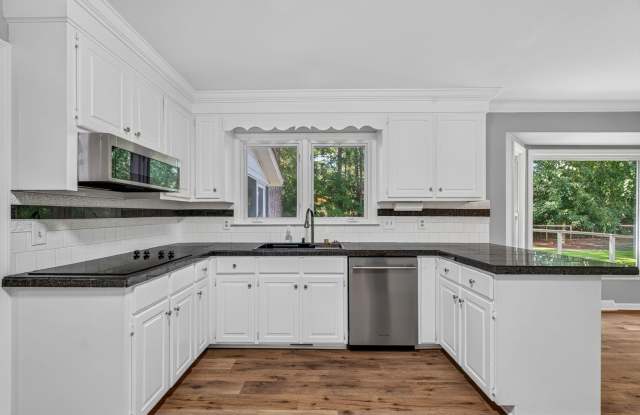 Spacious Living Near Downtown Charleston