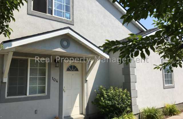 A Fantastic 2 Bedroom Town Home! Available for August move in