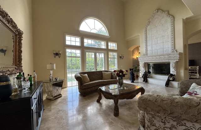 476 SW Squire Johns Lane