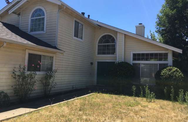 Spacious 2 Story Home, 1/2 Off The First Months Rent