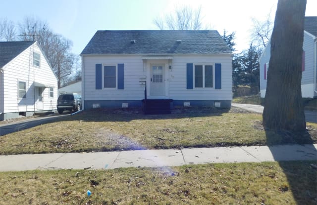 819 15th Avenue SW - 819 15th Avenue Southwest, Cedar Rapids, IA 52404