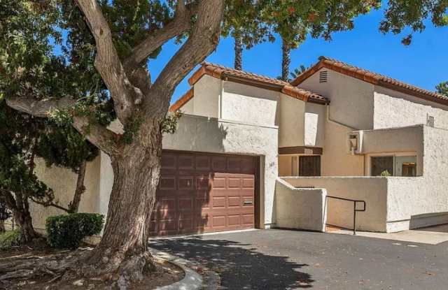 Large condo located in quiet Lakeridge Park community