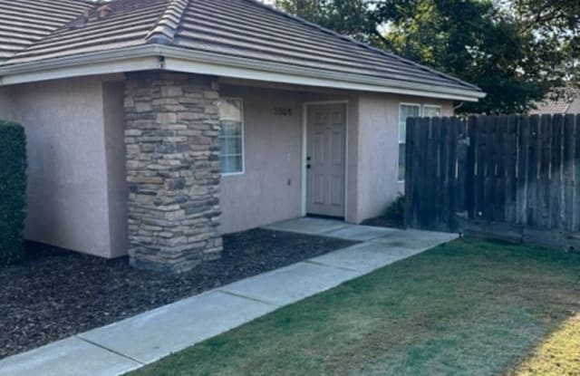 NW Visalia 2 bedroom 1 bath with single car garage - 3506 West Babcock Avenue, Visalia, CA 93291