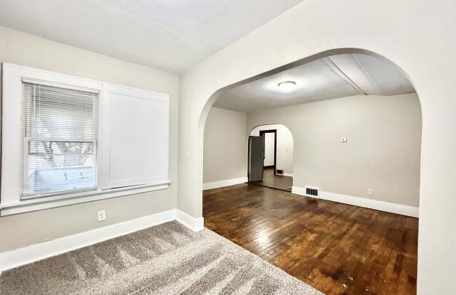 1129 1/2 Woodward Avenue