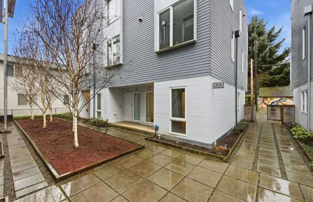 Modern 3BR Townhome with Rooftop Deck Near Downtown Seattle